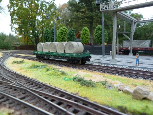 Платформа 13-401 с грузом катушек силовых кабелей.