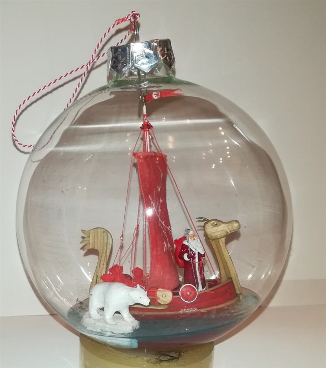 Дед Мороз везет подарки хорошим мальчикам и девочкам... :)