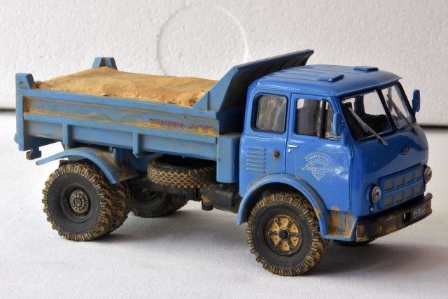 МАЗ-503 с грузом песка