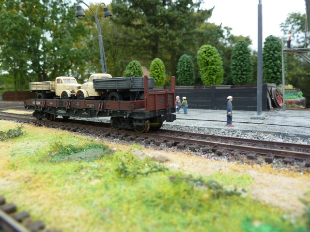 Четырехосная платформа с тормозной площадкой.