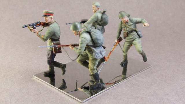 Красноармейцы в бою 1941-42 гг.