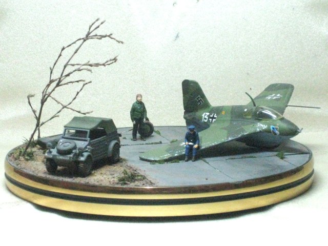 Ме-163 с Кюбельвагеном.