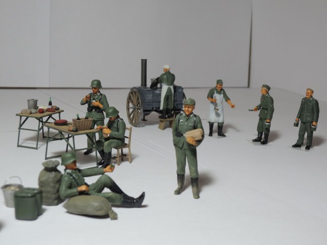 Немецкая полевая кухня и немецкие солдаты на отдыхе