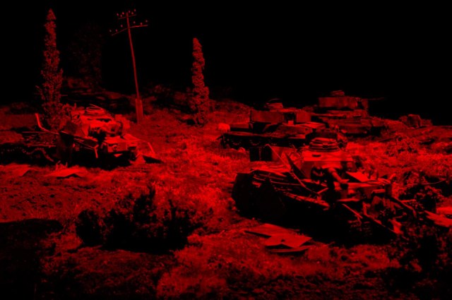 На поле танки грохотали 4…  Здесь птицы… не поют…