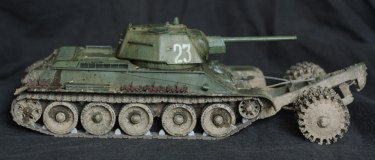 Т-34 с катковым минным тралом ПТ-3 и экипажем