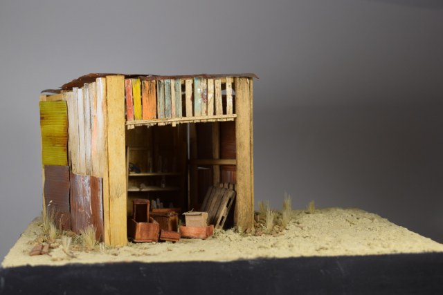 Сарай и бутылки и ящики