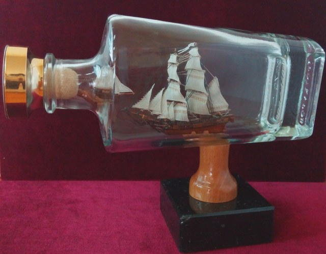 Модель брига в бутылке 0,5л.