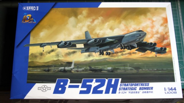 B-52H STRATOFORTRESS STRATEGIC BOMBER(1/144)