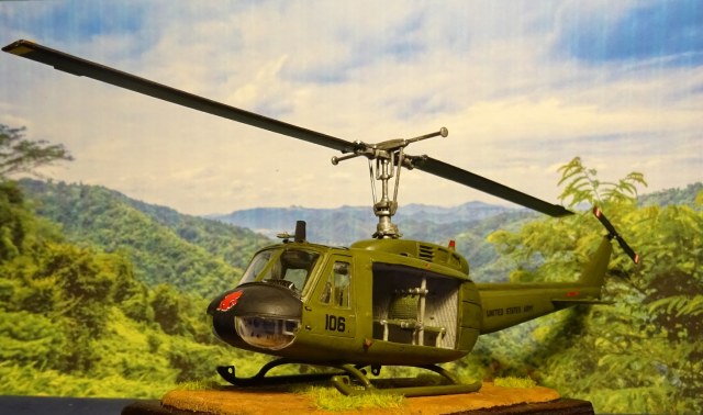 Bell UH-1D Iroquois [1:72]