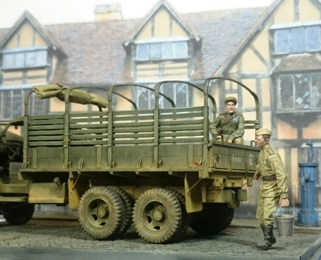 Две минуты, лейтенант, коня напою...
