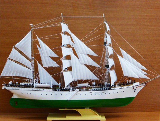 Учебный трехмачтовый барк "Товарищ" ("Горьх-Фок")