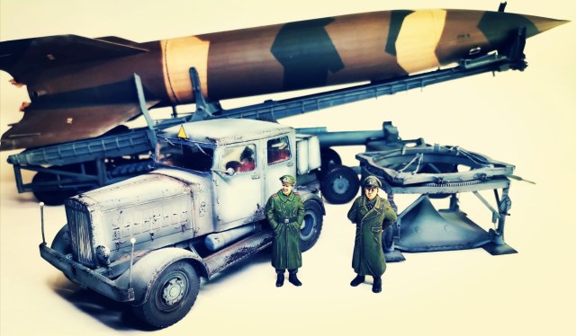 FAU-2 с пусковой и тягач Hanomag SS-100