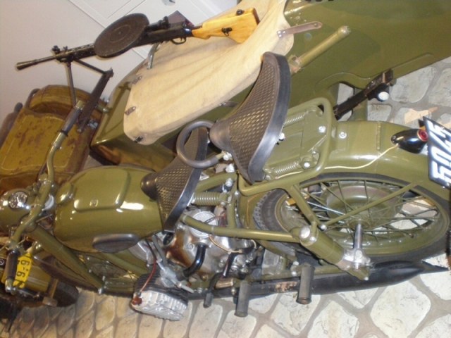 Советский мотоцикл М-72 с коляской и экипажем