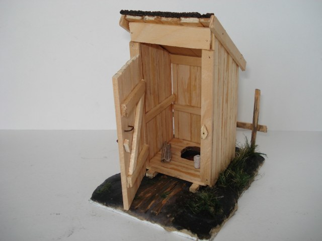 Стоит в саду отражая солнце свет!