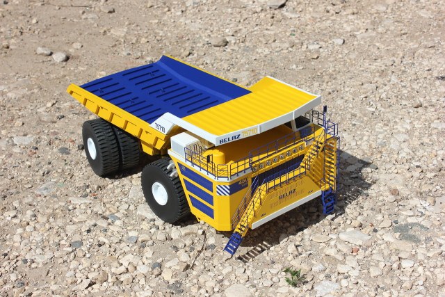 БелАЗ 75710 грузоподъемностью 450 тонн.