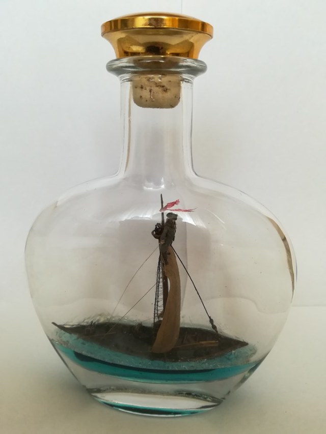 Композиция "Прибытие Джека Воробья в Порт Роял" в бутылке. Масштаб 1:72