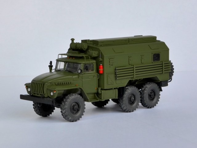 Аппаратная станции помех Р-325 (Урал-43203)