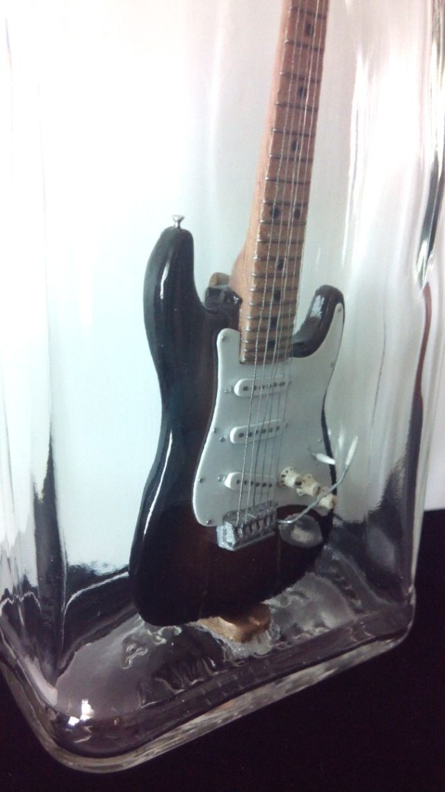 Гитара Fender stratocaster масштаб 1/6