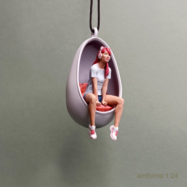 Меломанка в кресле.