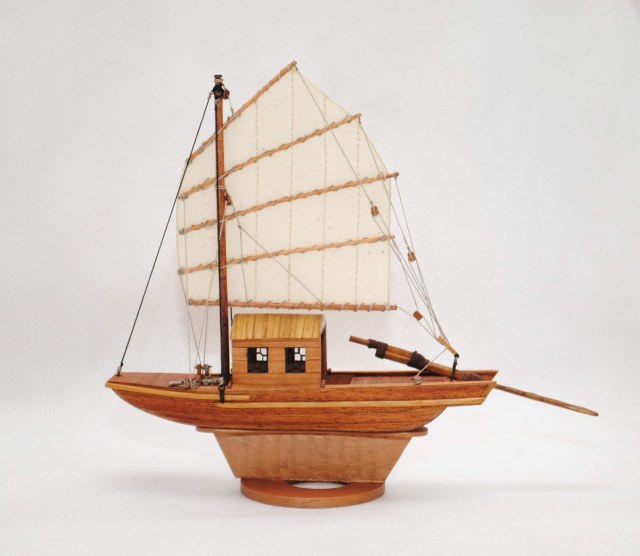 Прогулочный сампан под парусом