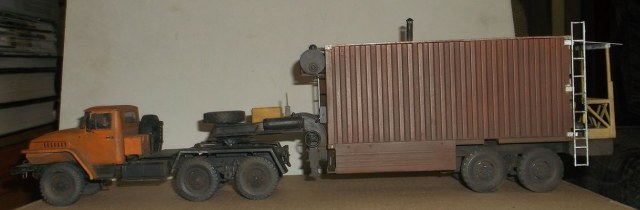 Тягач УРАЛ-375Д с дизелем ЯМЗ-236 и полуприцепом баней в 20-ти футовом контейнере.