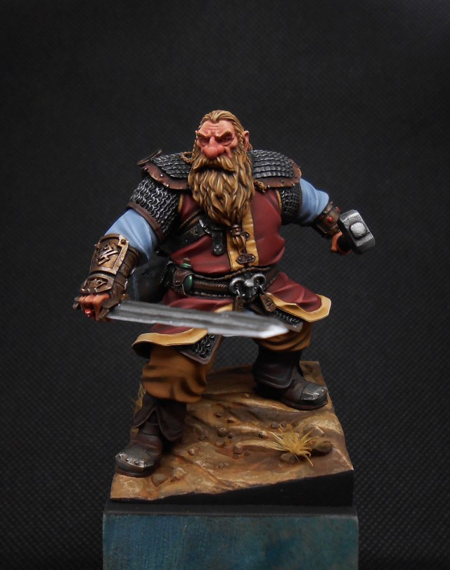 Гном с мечом и молотком