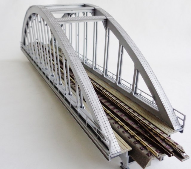 Арочный металлический железнодорожный мост