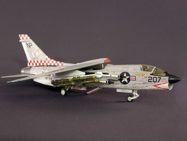 F-8J CRUSADER Academy 1/72