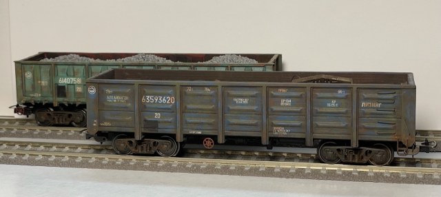 Полувагоны 12-532 и 12-1592