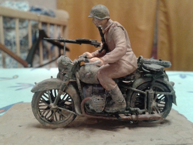 Советский мотоцикл М-72 с экипажем