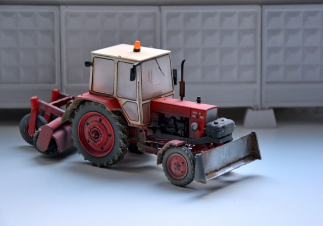 Трактор ЮМЗ-6КЛ с отвалом и щеткой