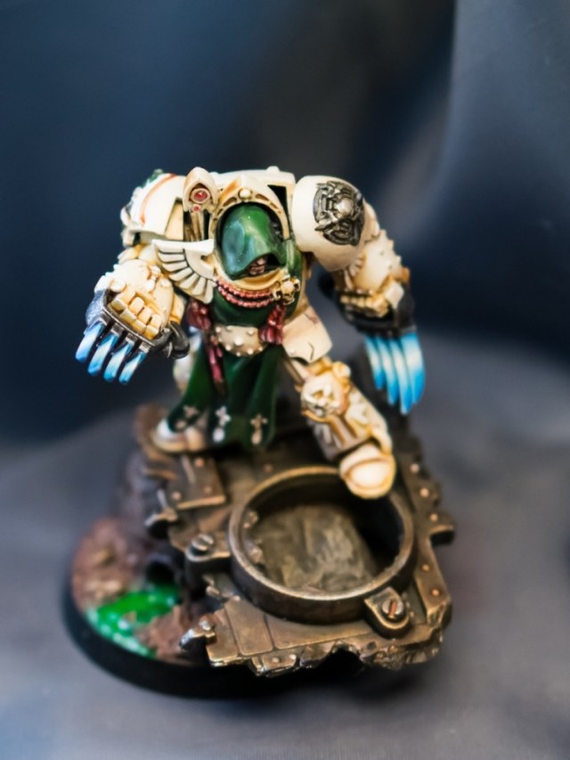 "вы не стойте слишком близко, я тигрёнок, а не киска"