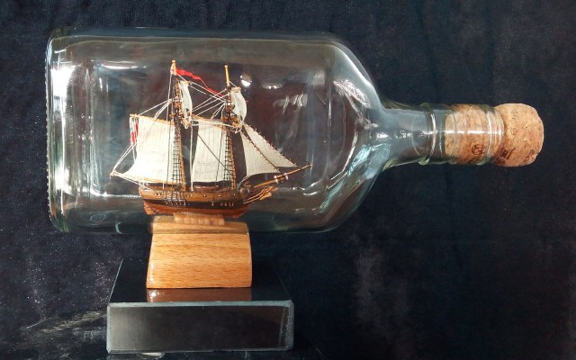Двухмачтовая шхуна в бутылке.