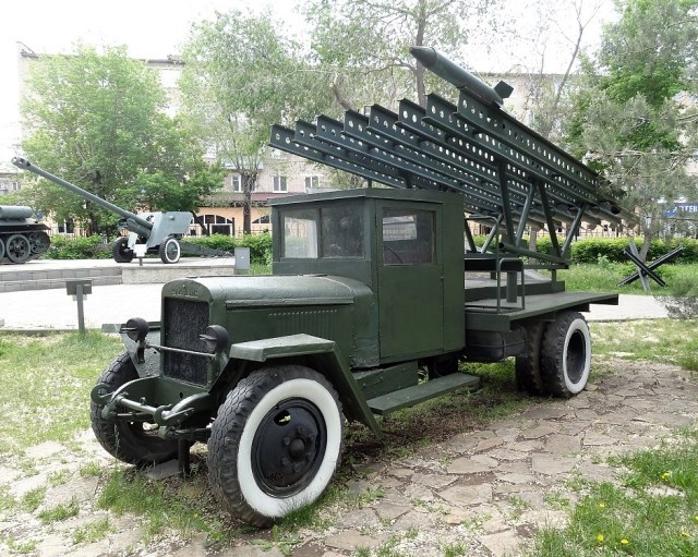 БМ-13-16 на шасси грузовика УралЗИС-5М.