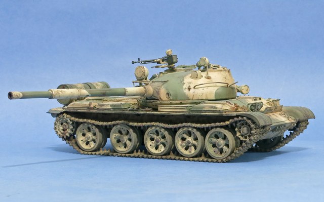 Советский средний танк Т-62 ржавый