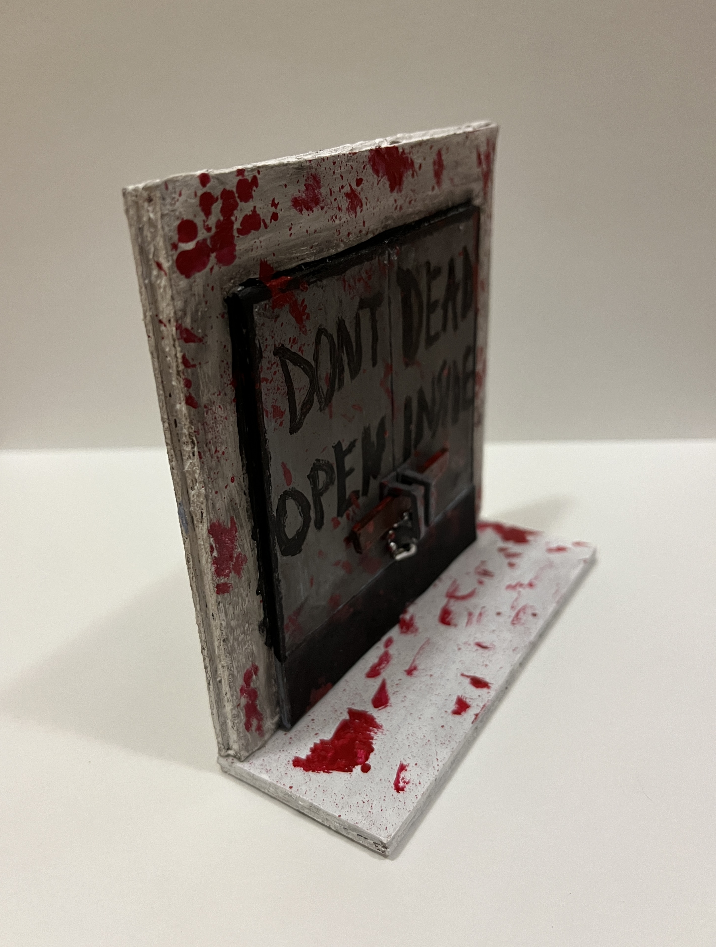 DON'T DEAD OPEN INSIDE: инсталляция по мотивам „Ходячих мертвецов“