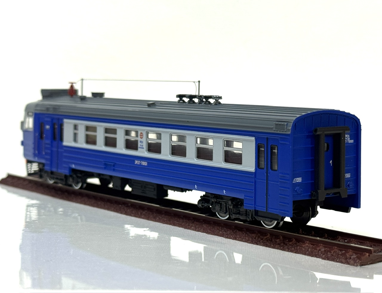 Головной вагон ЭР2Т-7181