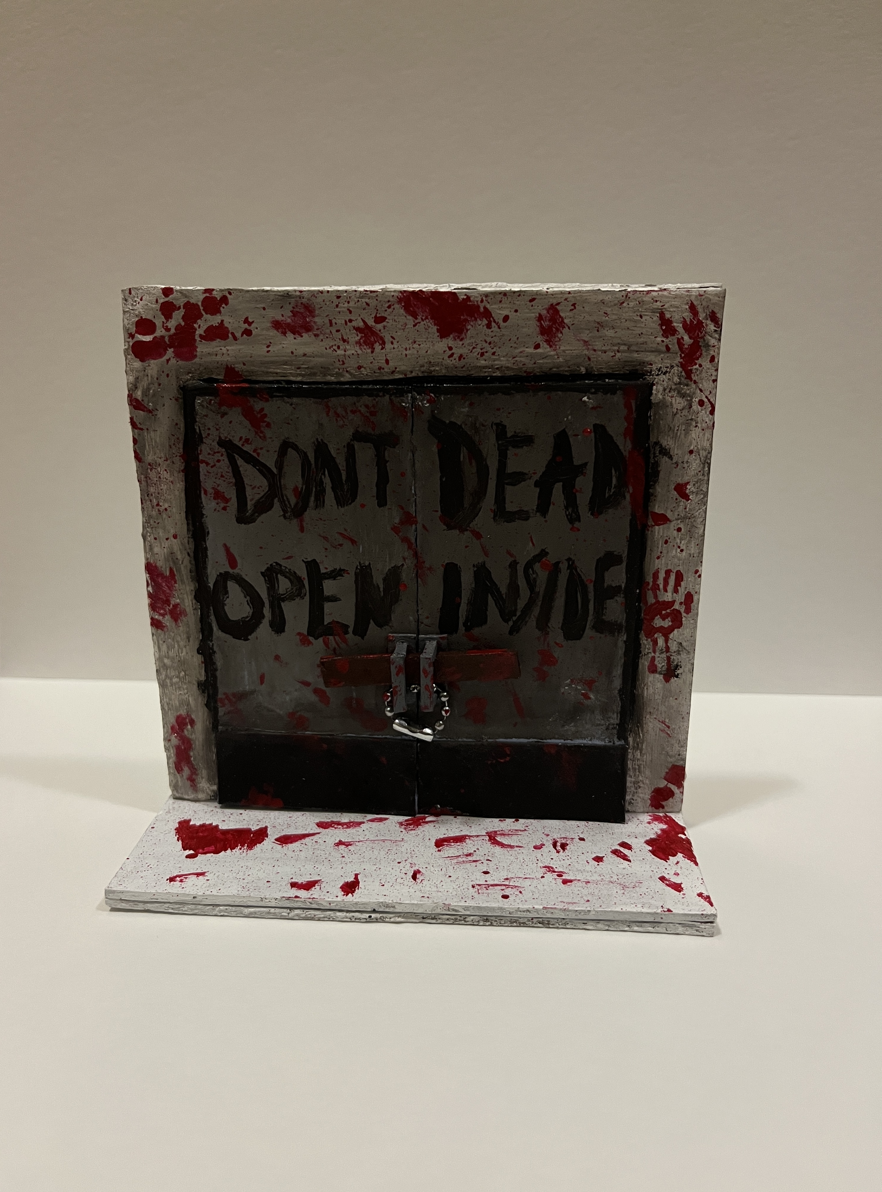 DON'T DEAD OPEN INSIDE: инсталляция по мотивам „Ходячих мертвецов“