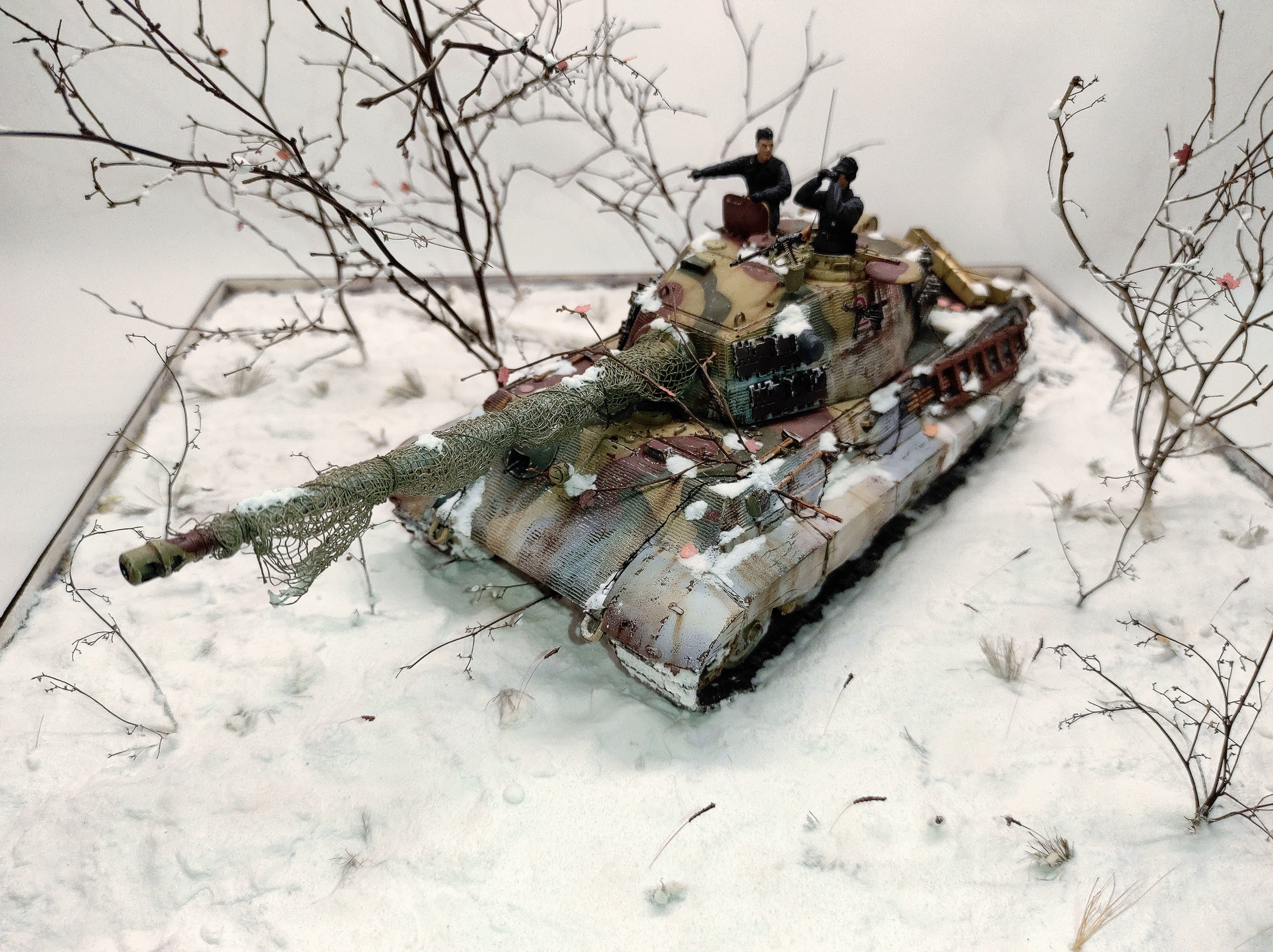 Зимняя диорамка с Королевским Тигром