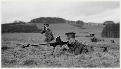 Предвоенные учения британской пехоты с ружьём Mk.l Бойс, 1939 год..jpg