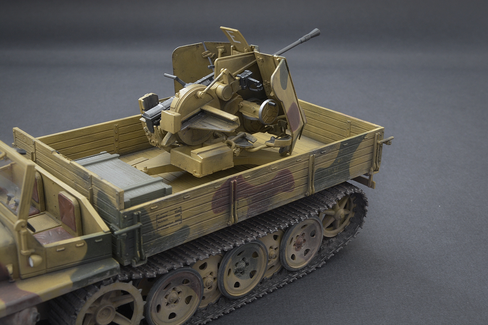 Тяжелый тягач sWS c 37-мм зенитной пушкой FlaK.43