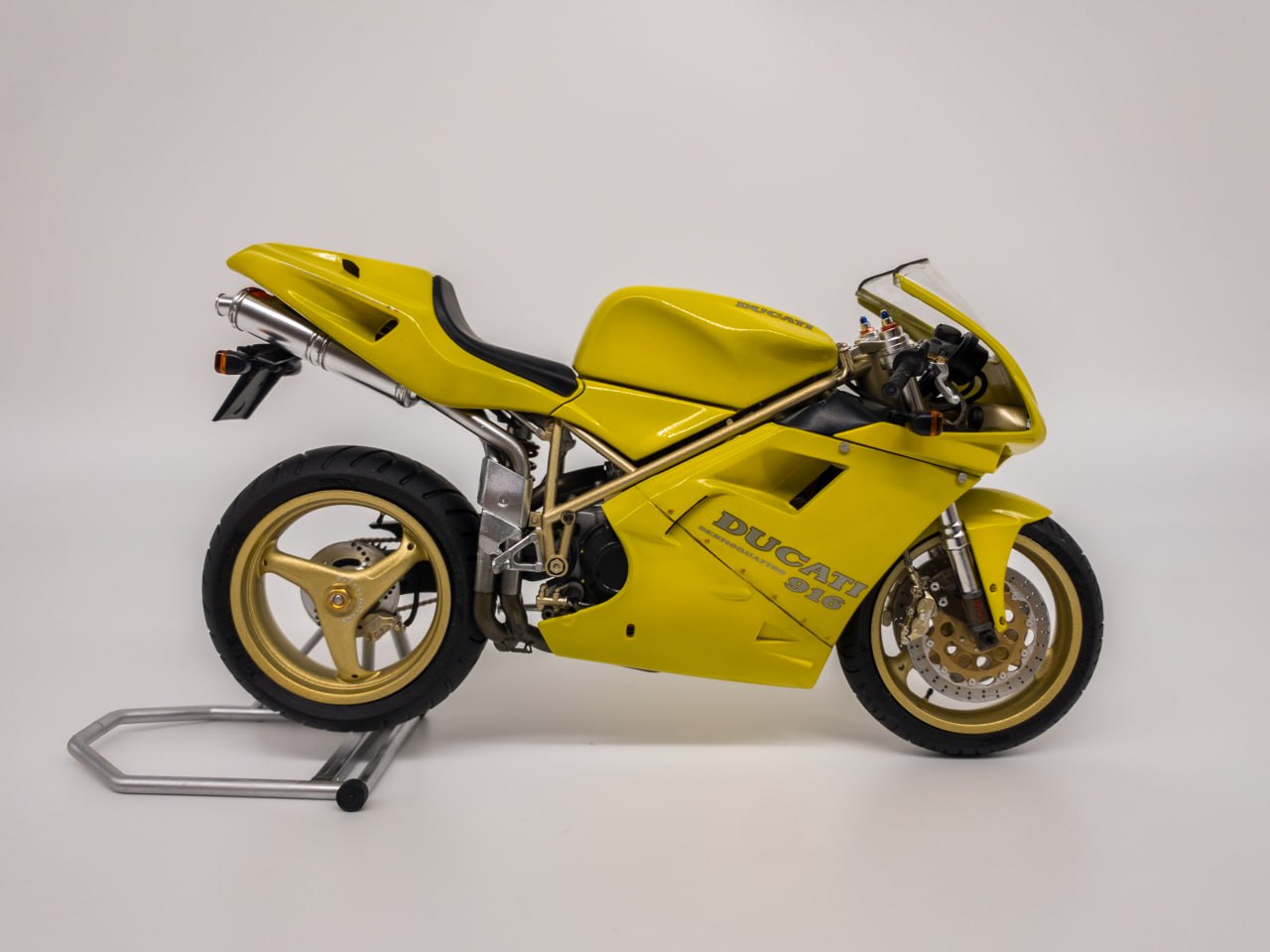 Ducati 916