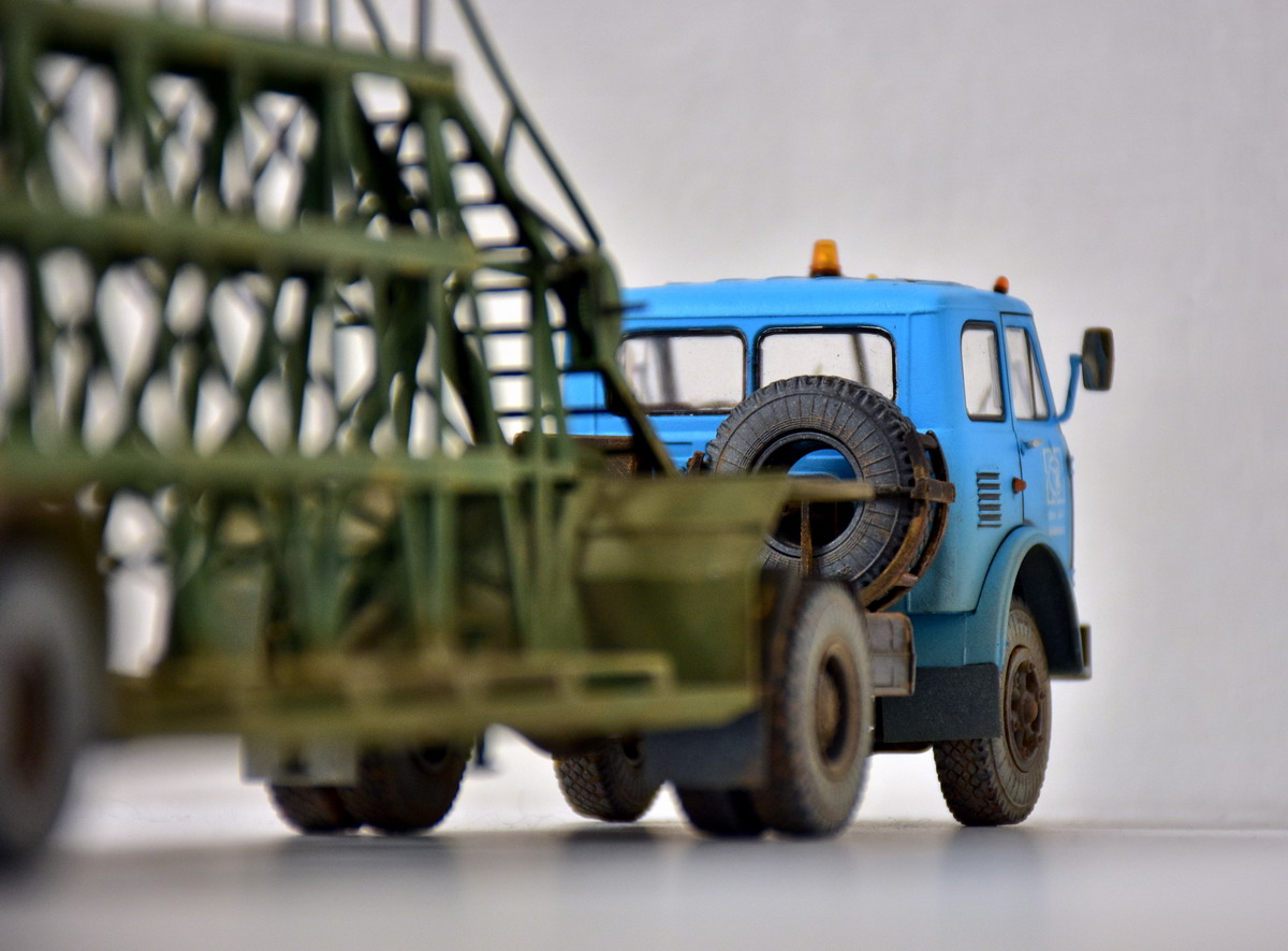 Седельный тягач МАЗ-5429 с поуприцепом-панелевозом НАМИ-790
