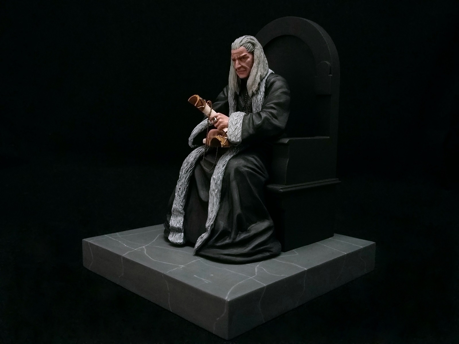 Дэнетор (х/ф «Властелин Колец. Возвращение короля»).