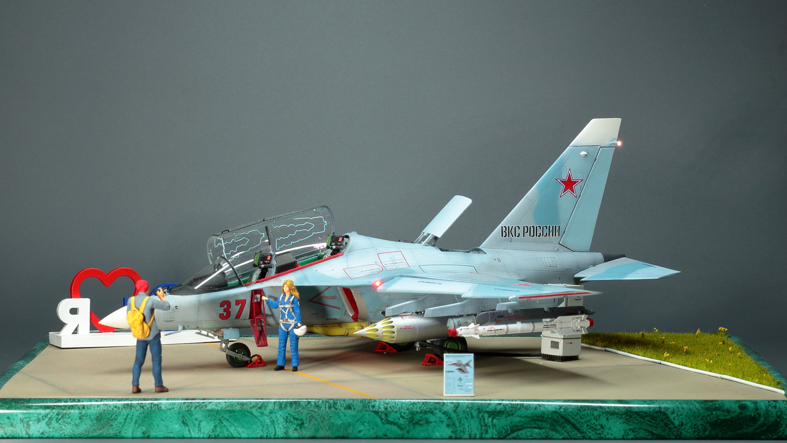 Як-130 на выставке МАКС