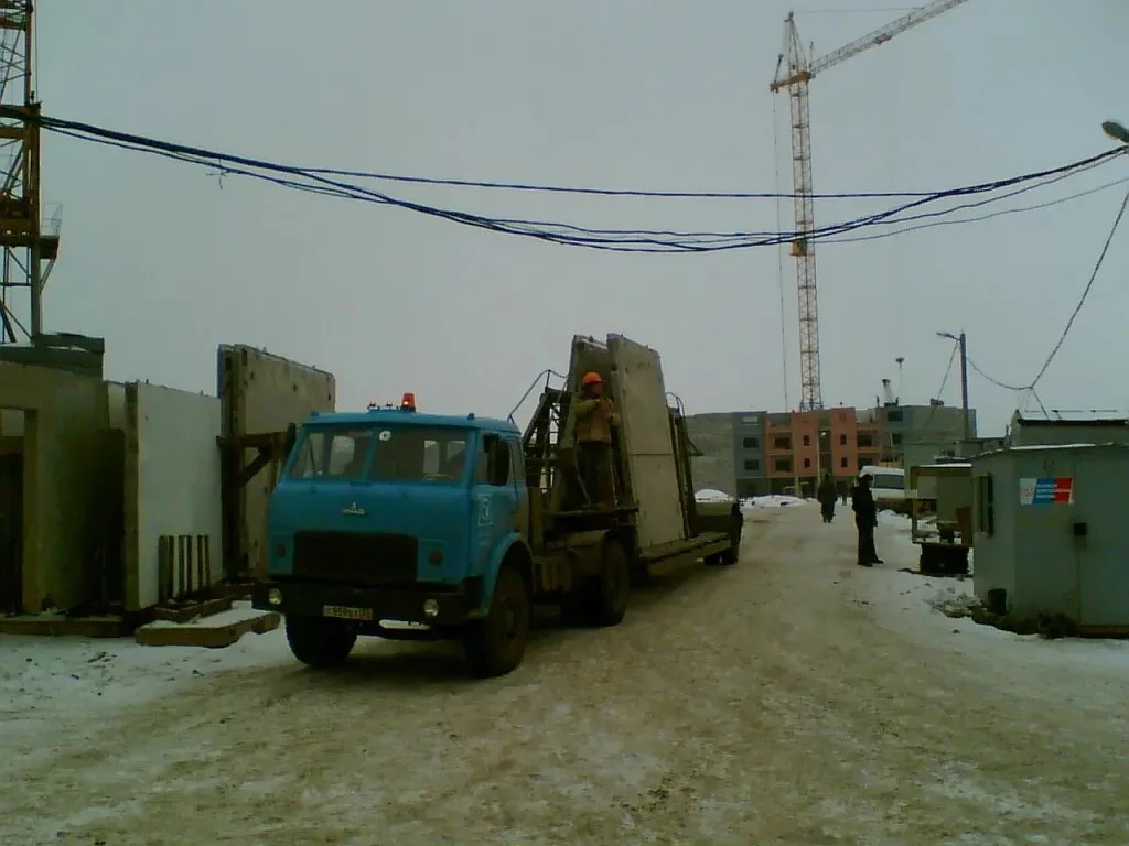 Седельный тягач МАЗ-5429 с поуприцепом-панелевозом НАМИ-790