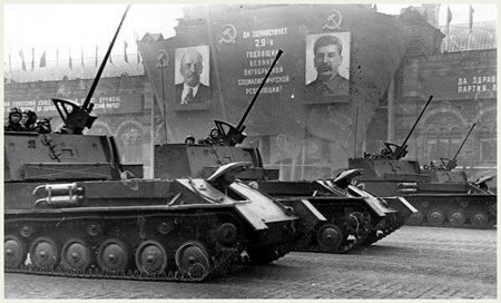 Зенитные самоходные установки ЗСУ-37 на параде в Москве. Красная Площадь, 7 ноября 1946 года..jpg