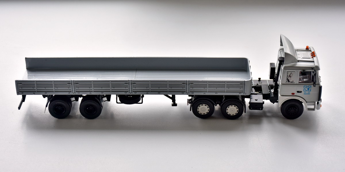 Седельный тягач МАЗ-6422 с полуприцепом