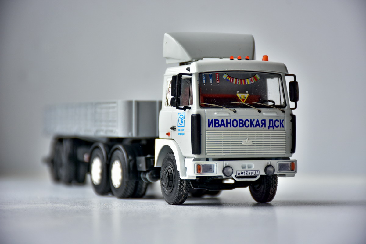 Седельный тягач МАЗ-6422 с полуприцепом