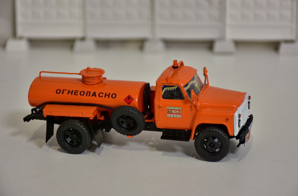 Маслозаправщик АТЗ 2.4 на базе ГАЗ-52